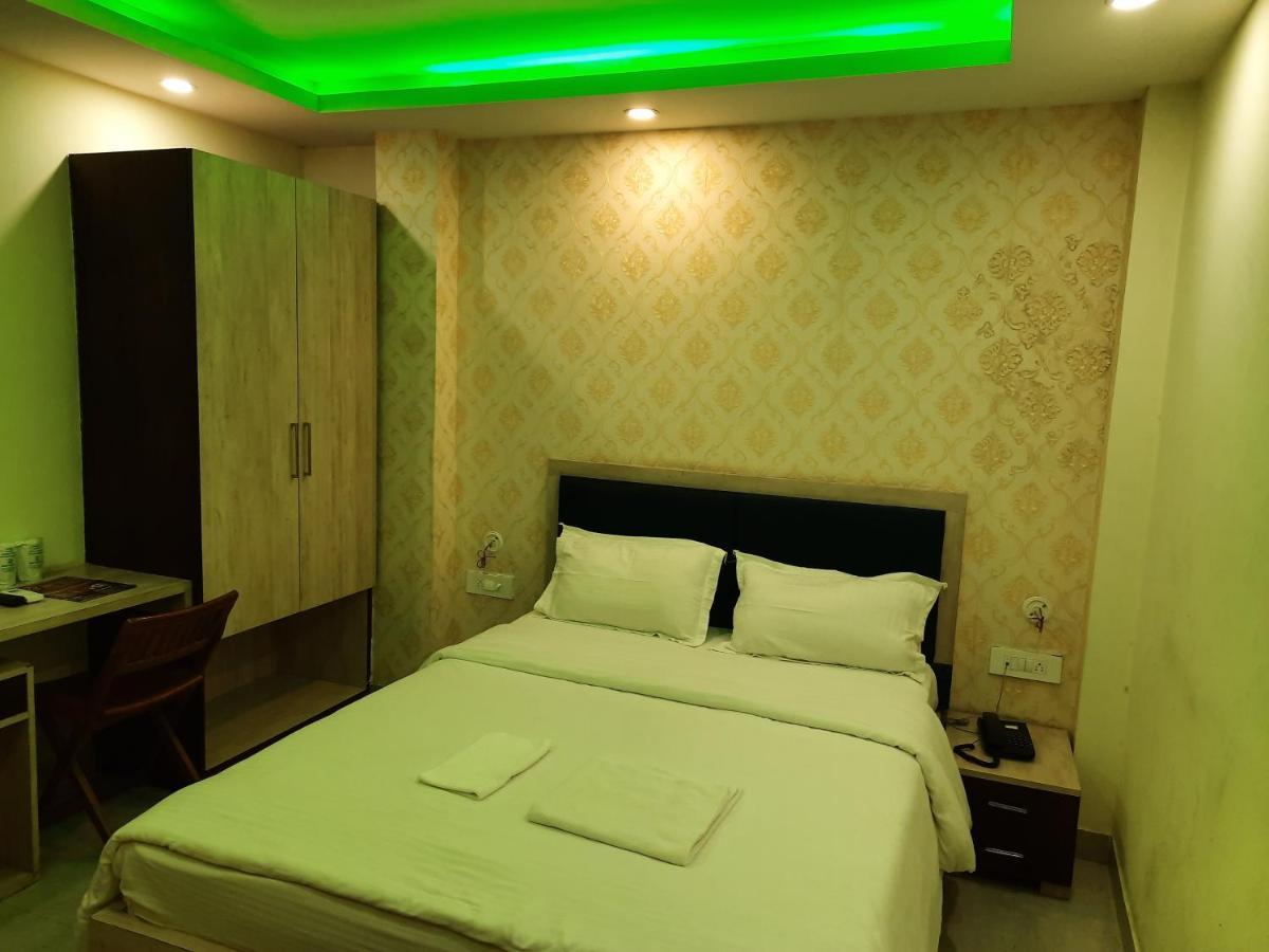 Hotel Delight Deluxe Pipra Dewas Luaran gambar